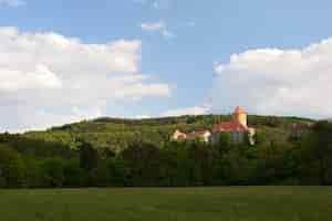 Foto gratuita bellissimo castello gotico di veveri. la città di brno alla diga di brno. moravia meridionale - repubblica ceca - c