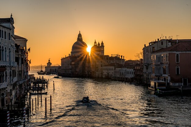 水に反射するライトと夜のイタリアの美しい大運河チャネル