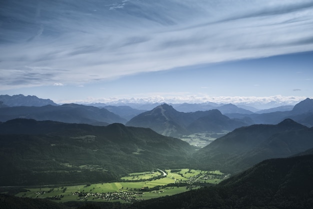 曇り空の下に丘のある美しい緑の山岳風景