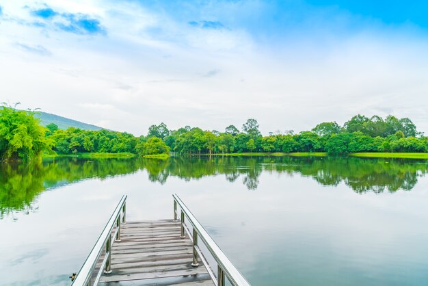 チェンマイUniversiで湖のある美しい緑豊かな公園、アンケオ