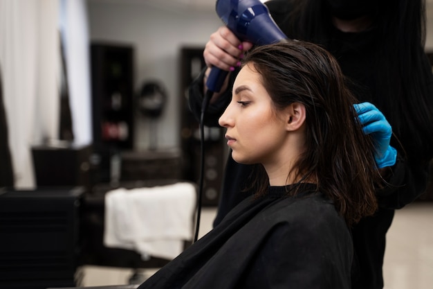 Foto gratuita bei capelli nel processo di trattamento della cheratina