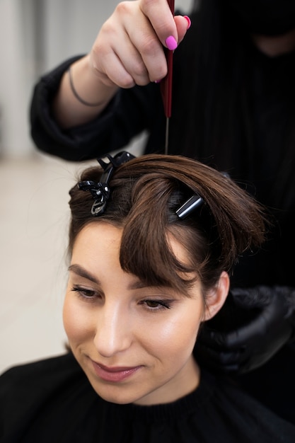 Foto gratuita bei capelli nel processo di trattamento della cheratina