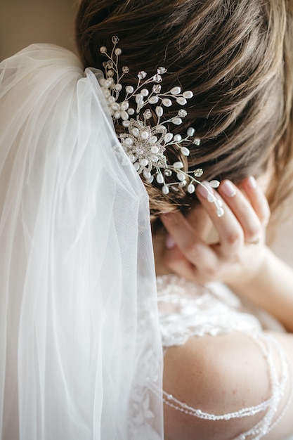 Foto gratuita bella sposa acconciatura il giorno del matrimonio