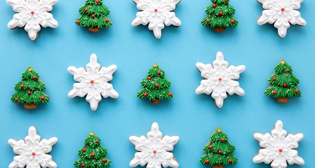 무료 사진 파란색 배경에 아름다운 수제 크리스마스 글레이즈 진저브레드 쿠키