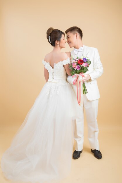 スタジオでの結婚式で美しい幸せなカップル