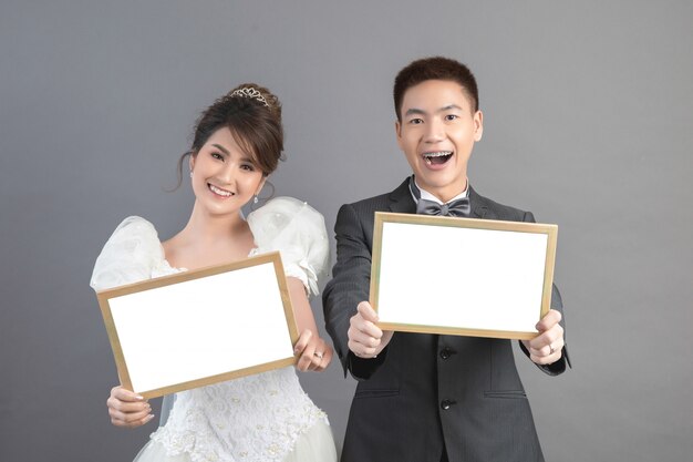 スタジオでの結婚式で美しい幸せなカップル