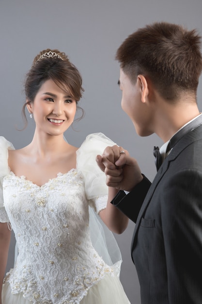 スタジオでの結婚式で美しい幸せなカップル