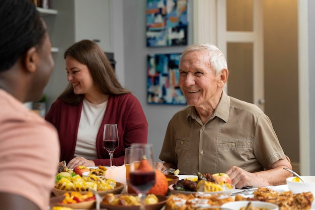 Foto gratuita bella famiglia felice che ha una bella cena del ringraziamento insieme