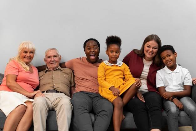 Bella famiglia felice in posa insieme il giorno del ringraziamento