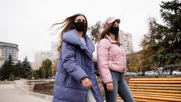 함께 시간을 보내는 아름답고 행복한 친구