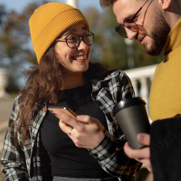 Foto gratuita uomo e donna belli e felici nel parco