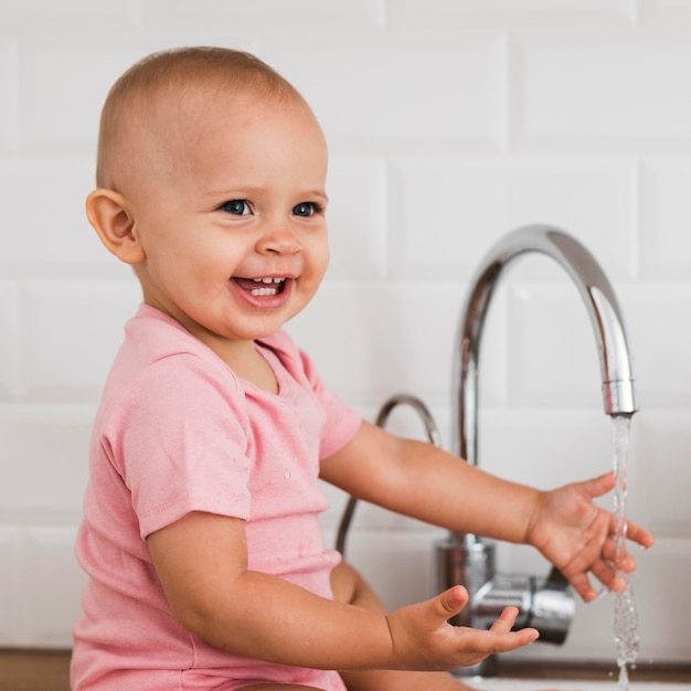 Bellissimo bambino felice e sorridente