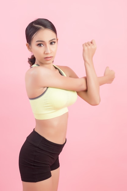 스포츠를하기 전에 스트레칭 운동을 하 고 아름 다운 건강 한 젊은 아시아 여자.