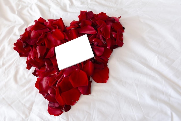 Foto gratuita bellissimo cuore di petali di rosa rossa
