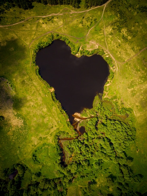 아름다운 하트 모양의 호수
