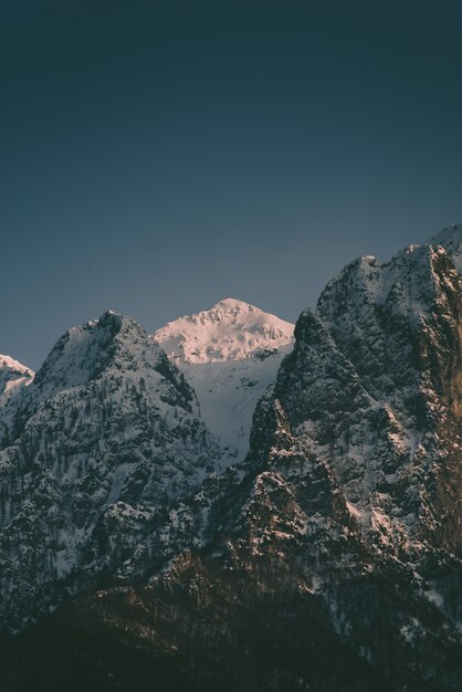 間に雪の山と美しい高い岩山