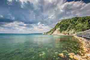 Foto gratuita bella collina sulla costa durante il giorno