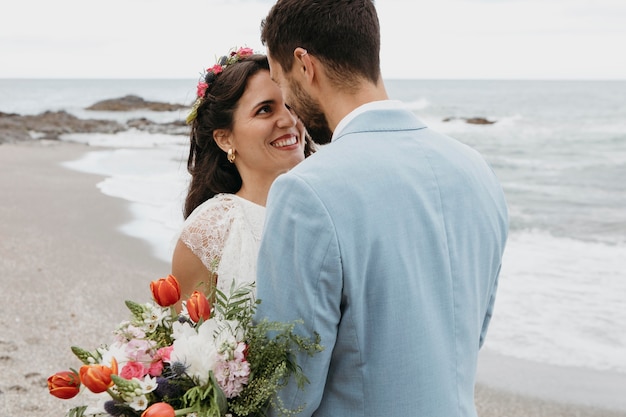 아름다운 남편과 아내가 해변에서 포즈
