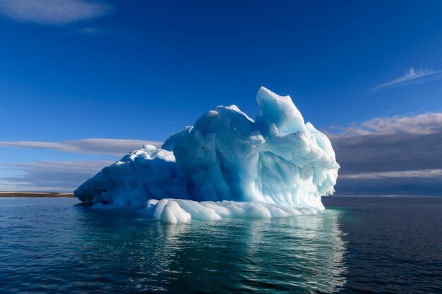 Красивый айсберг в арктическом море в солнечный день. большой кусок льда в море крупным планом.