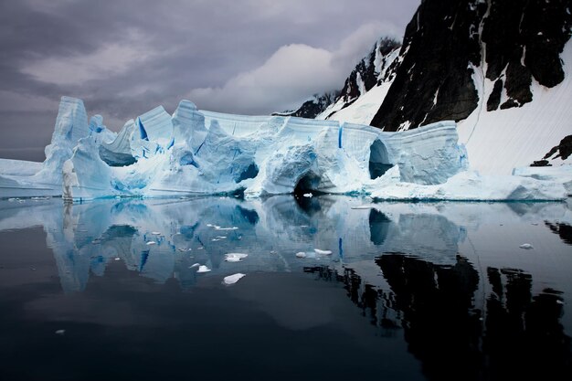 日中の南極大陸の美しい氷の景色