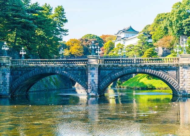 Free photo beautiful imperial palace building in tokyo