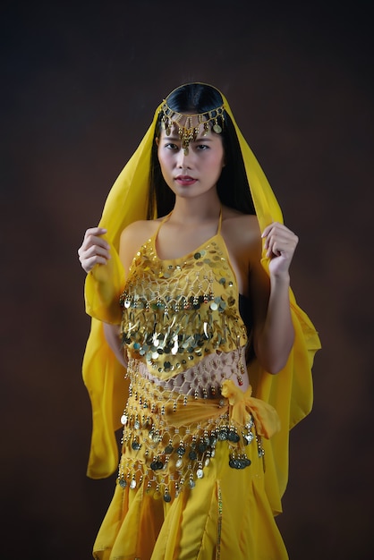 Foto gratuita bello modello indiano giovane della donna indù. saree giallo tradizionale del costume indiano.