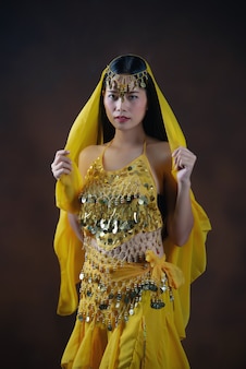 Красивая индийская молодая индусская модель женщины. традиционный индийский костюм желтое сари.
