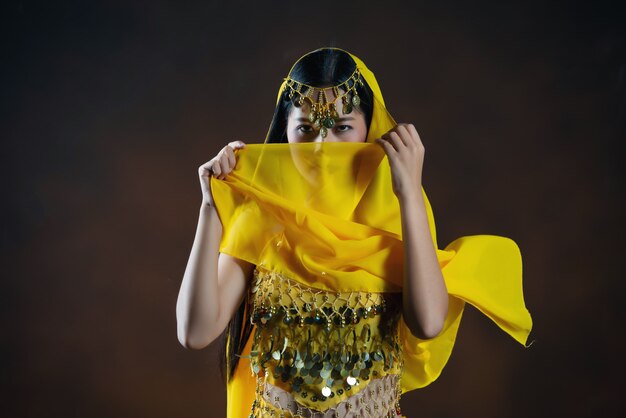 Красивая индийская молодая индусская модель женщины. Традиционный индийский костюм желтое сари.