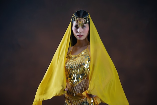 무료 사진 아름 다운 인도 젊은 힌두교 여자 model.traditional 인도 의상 노란색 사리입니다.
