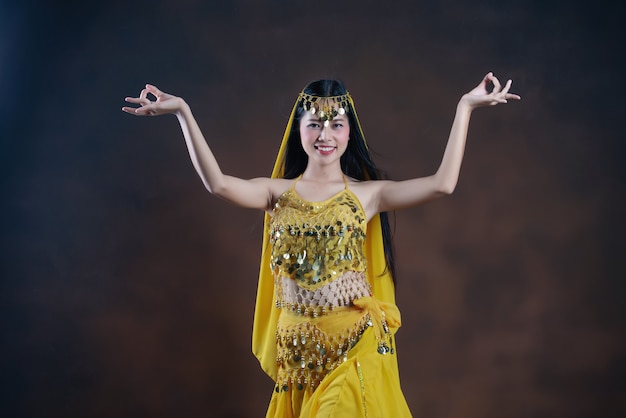 Bello modello indiano giovane della donna indù. saree giallo tradizionale del costume indiano.