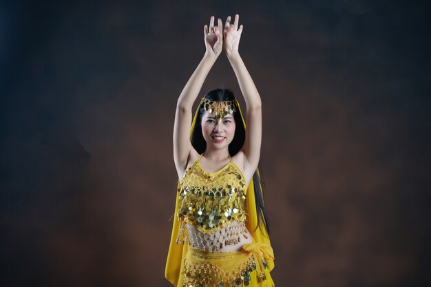 美しいインドの若いヒンドゥー教の女性モデル。伝統的なインドの衣装黄色サリー。
