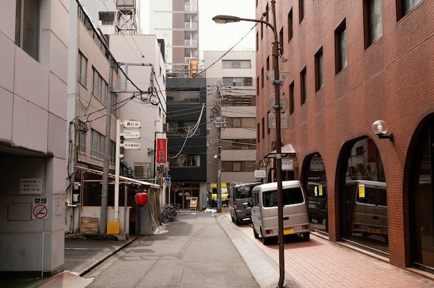 空の通りのある美しい日本の街