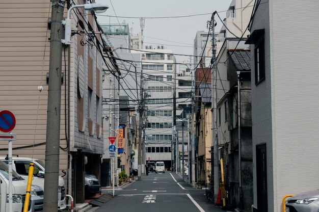 空の通りのある美しい日本の街