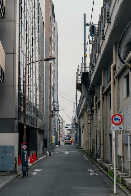 Красивый город японии с узкой улицей