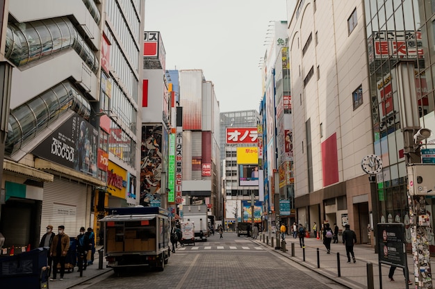 人々が歩く美しい日本の街