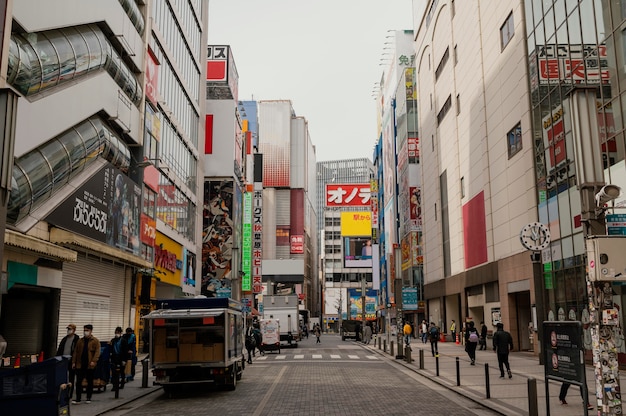 Красивый город японии с гуляющими людьми