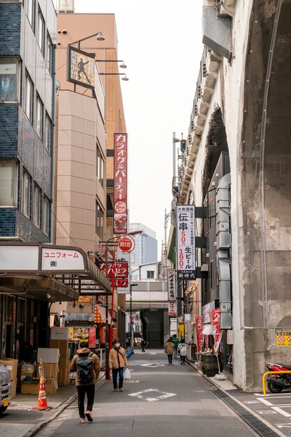 Красивый город японии с людьми