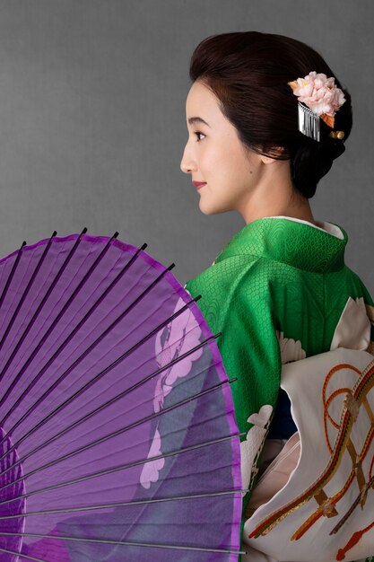 보라색 우산을 쓴 아름다운 일본 모델
