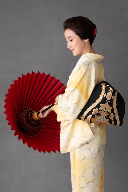 赤い傘を持つ美しい日本のモデル