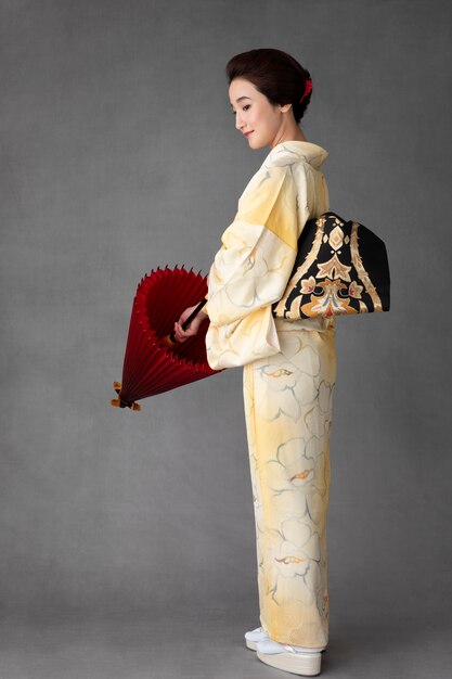 Красивая японская модель с красным зонтиком