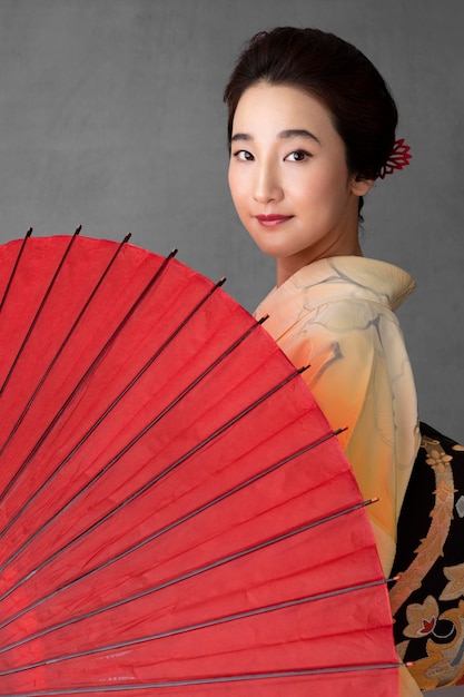 빨간 우산을 쓴 아름다운 일본 모델