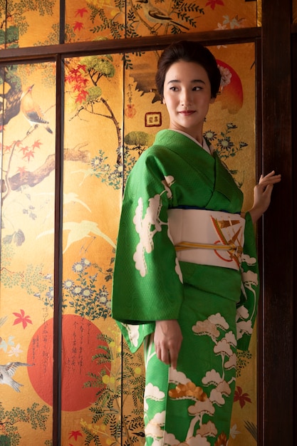 緑の着物姿の美しい日本人女性