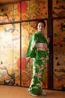 Foto gratuita bella donna giapponese in kimono verde