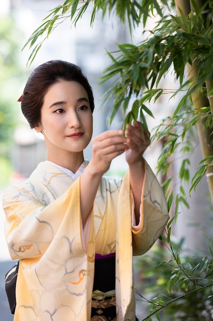 야외에서 기모노를 입은 아름다운 일본 여성