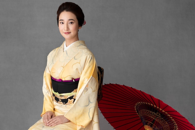 복사 공간이 있는 기모노를 입은 아름다운 일본 여성