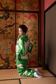 띠를 두른 아름다운 일본 여성