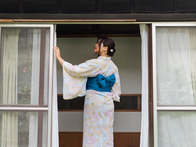 Foto gratuita bella donna giapponese che indossa un kimono tradizionale