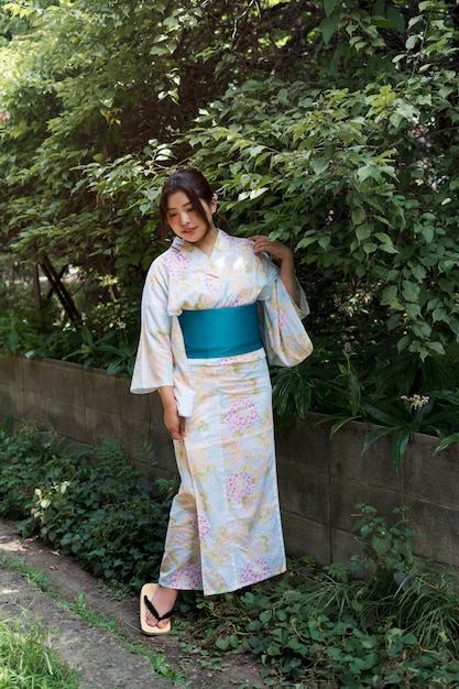 伝統的な着物を着ている美しい日本人女性