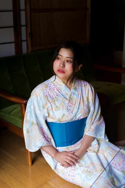 전통 기모노를 입은 아름다운 일본 여성