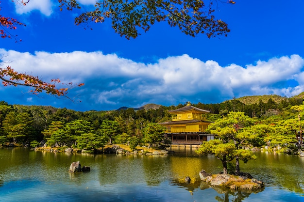 교토 일본의 황금 파빌리온이있는 아름다운 금각사